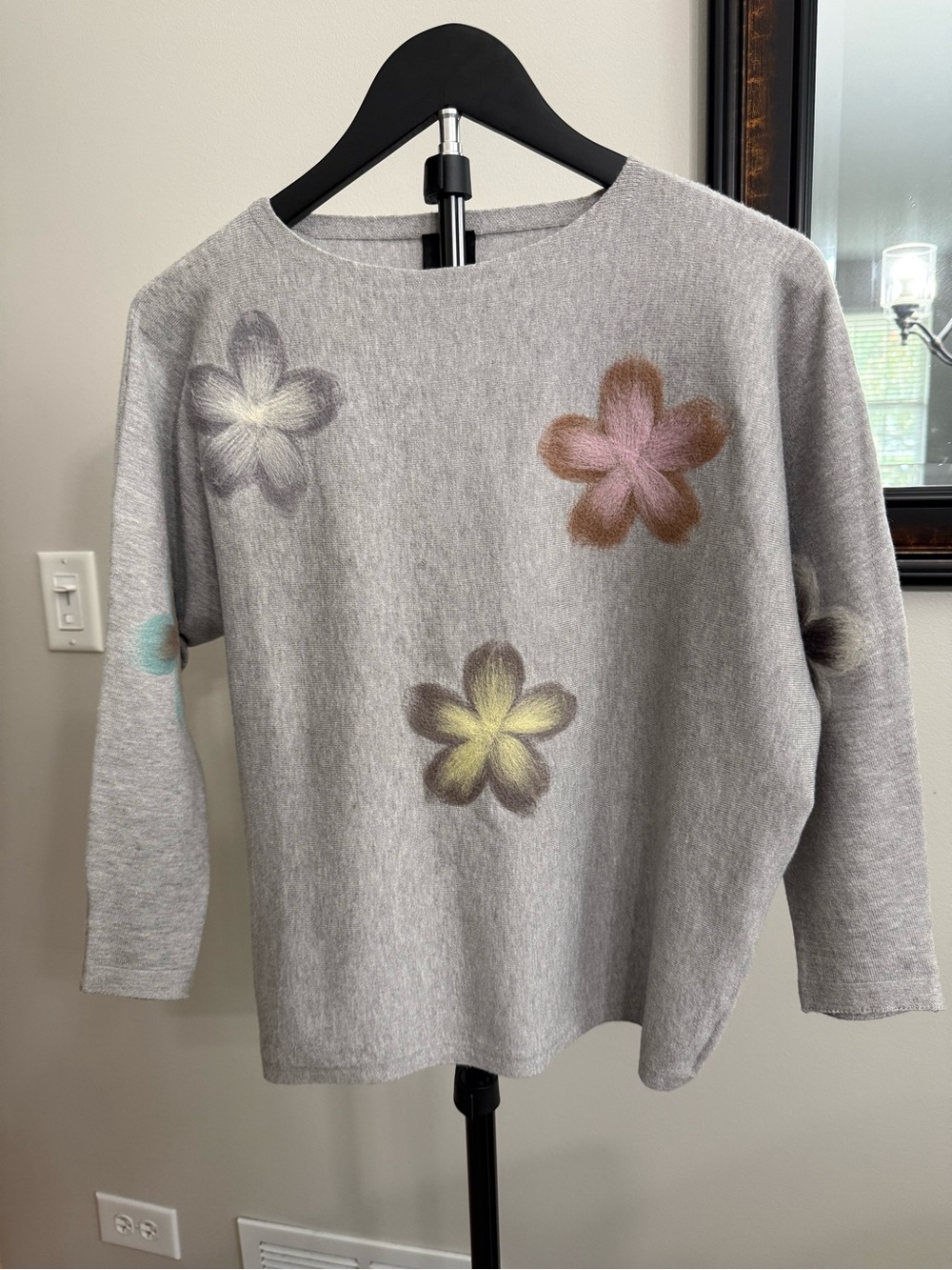 Aaeda Women’s Light Gray Sweater with Dolman sleeve. Size Small